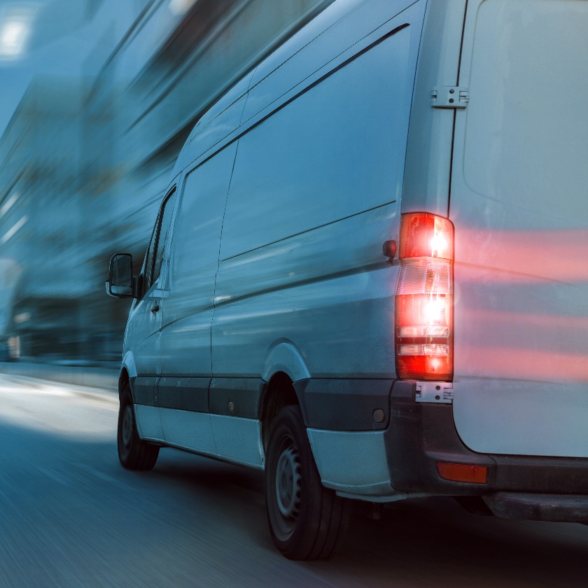 Ein Lieferwagen, der nachts mit hoher Geschwindigkeit durch die Stadt fährt